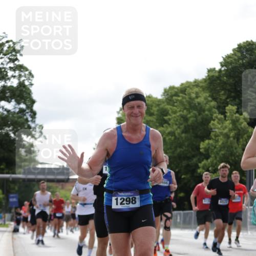 29.06.2025 - hella hamburg halbmarathon Jannik Wohlers http://msf.ph/oto/8155447 29.06.2025 10:16:48 Lombardsbrücke 1083, 1137, 1298, 1331, 1348, 1356, 1477, 1553, 2225, 2908, 3210, 3464, 3466, 3622, 5023, 5390, 5929, 5930, 5995, 6126, 6128, 6522, 7257, 7345, 7376, 7445, 7647, 7945, 8253, 8263, 8558, 8983, 9152, 9259, 9647, 10377, 10460, 10592, 10735, 11102, 12042, 12043, 12100, 12166, 13605, 14199, 14597, 14950, 15140, 15293, 15465, 16447, 16704, 16817, 17010, 17058, 17661, 17741, 17984, 18108, 18344, 18571 meine-sportfotos.de