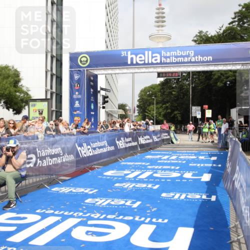 29.06.2025 - hella hamburg halbmarathon Michael Strokosch http://msf.ph/oto/8155451 29.06.2025 10:14:31 Ziel 19227 meine-sportfotos.de
