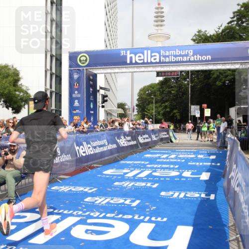 29.06.2025 - hella hamburg halbmarathon Michael Strokosch http://msf.ph/oto/8155456 29.06.2025 10:14:32 Ziel 19227 meine-sportfotos.de