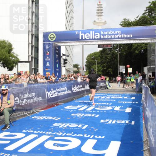 29.06.2025 - hella hamburg halbmarathon Michael Strokosch http://msf.ph/oto/8155475 29.06.2025 10:14:34 Ziel 19227 meine-sportfotos.de