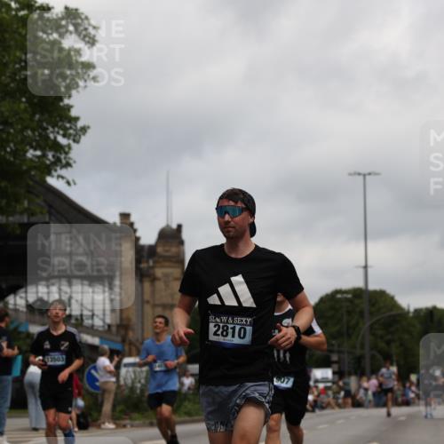 29.06.2025 - hella hamburg halbmarathon Yannick Fuchs http://msf.ph/oto/8155478 29.06.2025 10:58:15 20KM 2810, 3919, 4542, 6100, 7042, 7907, 8171, 8810, 8890, 9680, 9816, 10694, 11960, 12479, 12646, 13503, 13542, 13901, 14225, 14822, 14970, 15698, 15797, 16594, 16753, 17112, 17150, 17533, 17685, 17686, 18321, 18395, 18581, 18739, 19240 meine-sportfotos.de
