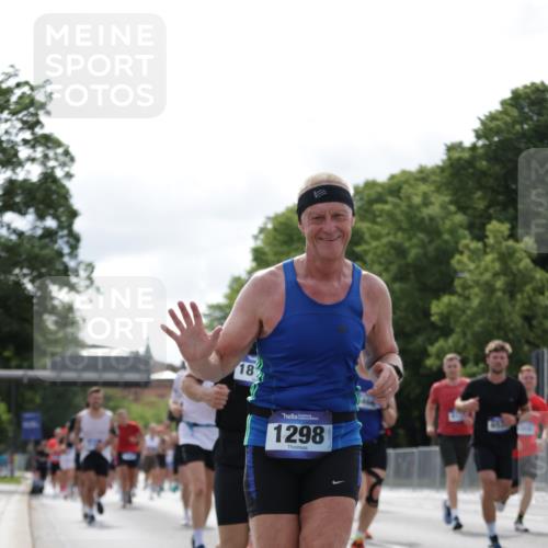 29.06.2025 - hella hamburg halbmarathon Jannik Wohlers http://msf.ph/oto/8155486 29.06.2025 10:16:48 Lombardsbrücke 1083, 1137, 1298, 1331, 1348, 1356, 1477, 1553, 2225, 2908, 3210, 3464, 3466, 3622, 5023, 5390, 5929, 5930, 5995, 6126, 6128, 6522, 7257, 7345, 7376, 7445, 7647, 7945, 8253, 8263, 8558, 8983, 9152, 9259, 9647, 10377, 10460, 10592, 10735, 11102, 12042, 12043, 12100, 12166, 13605, 14199, 14597, 14950, 15140, 15293, 15465, 16447, 16704, 16817, 17010, 17058, 17661, 17741, 17984, 18108, 18344, 18571 meine-sportfotos.de