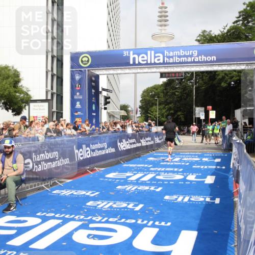 29.06.2025 - hella hamburg halbmarathon Michael Strokosch http://msf.ph/oto/8155493 29.06.2025 10:14:35 Ziel 19227 meine-sportfotos.de