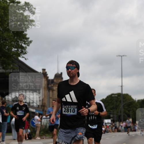 29.06.2025 - hella hamburg halbmarathon Yannick Fuchs http://msf.ph/oto/8155498 29.06.2025 10:58:15 20KM 2810, 3919, 4542, 6100, 7042, 7907, 8171, 8810, 8890, 9680, 9816, 10694, 11960, 12479, 12646, 13503, 13542, 13901, 14225, 14822, 14970, 15698, 15797, 16594, 16753, 17112, 17150, 17533, 17685, 17686, 18321, 18395, 18581, 18739, 19240 meine-sportfotos.de