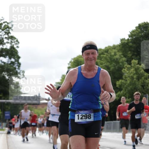 29.06.2025 - hella hamburg halbmarathon Jannik Wohlers http://msf.ph/oto/8155500 29.06.2025 10:16:48 Lombardsbrücke 1083, 1137, 1298, 1331, 1348, 1356, 1477, 1553, 2225, 2908, 3210, 3464, 3466, 3622, 5023, 5390, 5929, 5930, 5995, 6126, 6128, 6522, 7257, 7345, 7376, 7445, 7647, 7945, 8253, 8263, 8558, 8983, 9152, 9259, 9647, 10377, 10460, 10592, 10735, 11102, 12042, 12043, 12100, 12166, 13605, 14199, 14597, 14950, 15140, 15293, 15465, 16447, 16704, 16817, 17010, 17058, 17661, 17741, 17984, 18108, 18344, 18571 meine-sportfotos.de