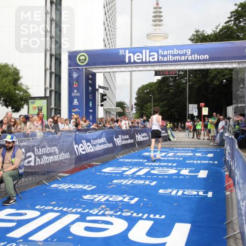 29.06.2025 - hella hamburg halbmarathon Michael Strokosch http://msf.ph/oto/8155502 29.06.2025 10:15:37 Ziel 12673 meine-sportfotos.de