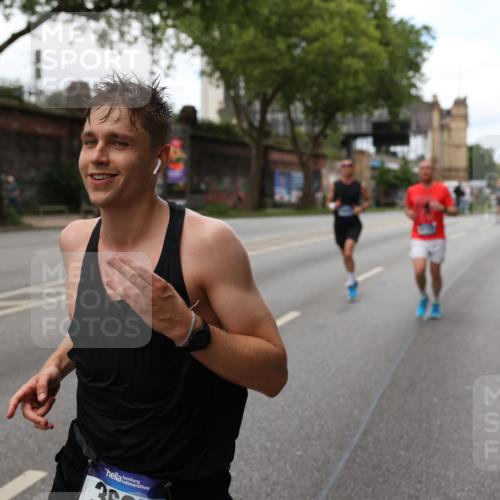 29.06.2025 - hella hamburg halbmarathon Yannick Fuchs http://msf.ph/oto/8155513 29.06.2025 10:38:04 20KM 3109, 3116, 3124, 3146, 3437, 3697, 3928, 4080, 5506, 5692, 6495, 7093, 7185, 7451, 8218, 8664, 8900, 9043, 9114, 9931, 10246, 10493, 11153, 11648, 11778, 11848, 12327, 12438, 12623, 12657, 13348, 13897, 14690, 15383, 15932, 16105, 16648, 16720, 16997, 17391, 17403, 17516, 18678, 18775, 18942, 19051, 19090 meine-sportfotos.de