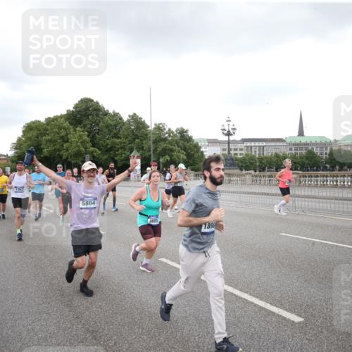 29.06.2025 - hella hamburg halbmarathon Jannik Wohlers http://msf.ph/oto/8155519 29.06.2025 10:53:43 Lombardsbrücke 1017, 1263, 1744, 1762, 1779, 1789, 2372, 2600, 2761, 2854, 3079, 3187, 3188, 3249, 3465, 3467, 3557, 4323, 4685, 4838, 5514, 5804, 5817, 5898, 6192, 6468, 6583, 6987, 6988, 7498, 7874, 7946, 8867, 9138, 9203, 10207, 11472, 11769, 11785, 11830, 12283, 12429, 12611, 12898, 12923, 13034, 13350, 13368, 13850, 14171, 14177, 14386, 14416, 14596, 14904, 15318, 15791, 16117, 16628, 16691, 16839, 16888, 16930, 17487, 17622, 18093, 18348, 18365, 18431, 18904, 19019 meine-sportfotos.de