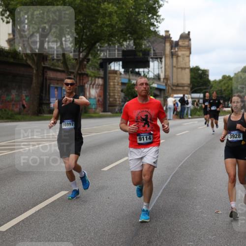 29.06.2025 - hella hamburg halbmarathon Yannick Fuchs http://msf.ph/oto/8155529 29.06.2025 10:38:04 20KM 3109, 3116, 3124, 3146, 3437, 3697, 3928, 4080, 5506, 5692, 6495, 7093, 7185, 7451, 8218, 8664, 8900, 9043, 9114, 9931, 10246, 10493, 11153, 11648, 11778, 11848, 12327, 12438, 12623, 12657, 13348, 13897, 14690, 15383, 15932, 16105, 16648, 16720, 16997, 17391, 17403, 17516, 18678, 18775, 18942, 19051, 19090 meine-sportfotos.de