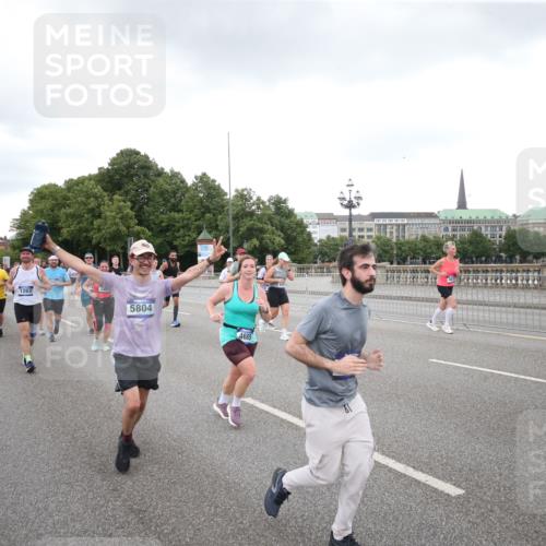 29.06.2025 - hella hamburg halbmarathon Jannik Wohlers http://msf.ph/oto/8155530 29.06.2025 10:53:44 Lombardsbrücke 1017, 1263, 1762, 1779, 1789, 2372, 2600, 2761, 2854, 3079, 3187, 3188, 3249, 3465, 3467, 3557, 4323, 4685, 4838, 5157, 5514, 5804, 5817, 5898, 6468, 6583, 6987, 6988, 7498, 7874, 7946, 8867, 9138, 9203, 10207, 11472, 11769, 11785, 11830, 12429, 12611, 12898, 12923, 13034, 13350, 13368, 13850, 14171, 14177, 14386, 14416, 14596, 14904, 15318, 15791, 16117, 16628, 16691, 16839, 16888, 16930, 17487, 17622, 18093, 18348, 18431, 18904, 19019 meine-sportfotos.de