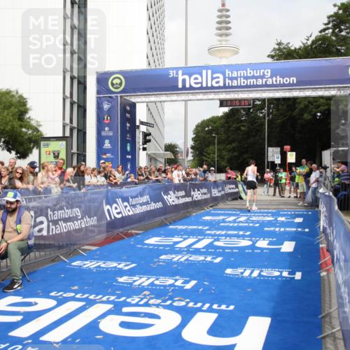 29.06.2025 - hella hamburg halbmarathon Michael Strokosch http://msf.ph/oto/8155531 29.06.2025 10:15:39 Ziel 12673 meine-sportfotos.de
