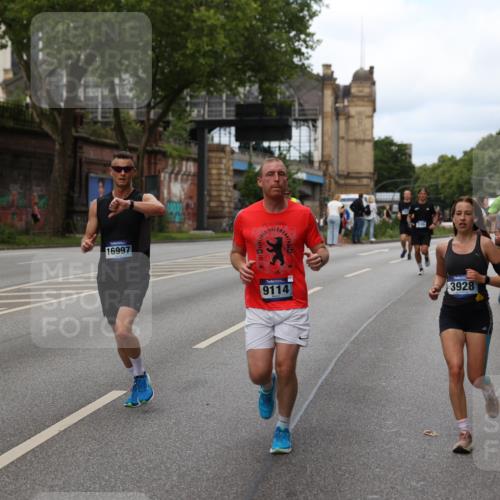 29.06.2025 - hella hamburg halbmarathon Yannick Fuchs http://msf.ph/oto/8155540 29.06.2025 10:38:04 20KM 3109, 3116, 3124, 3146, 3437, 3697, 3928, 4080, 5506, 5692, 6495, 7093, 7185, 7451, 8218, 8664, 8900, 9043, 9114, 9931, 10246, 10493, 11153, 11648, 11778, 11848, 12327, 12438, 12623, 12657, 13348, 13897, 14690, 15383, 15932, 16105, 16648, 16720, 16997, 17391, 17403, 17516, 18678, 18775, 18942, 19051, 19090 meine-sportfotos.de