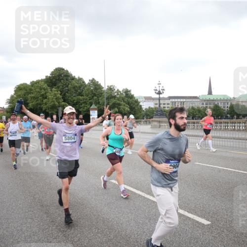 29.06.2025 - hella hamburg halbmarathon Jannik Wohlers http://msf.ph/oto/8155546 29.06.2025 10:53:44 Lombardsbrücke 1017, 1263, 1762, 1779, 1789, 2372, 2600, 2761, 2854, 3079, 3187, 3188, 3249, 3465, 3467, 3557, 4323, 4685, 4838, 5157, 5514, 5804, 5817, 5898, 6468, 6583, 6987, 6988, 7498, 7874, 7946, 8867, 9138, 9203, 10207, 11472, 11769, 11785, 11830, 12429, 12611, 12898, 12923, 13034, 13350, 13368, 13850, 14171, 14177, 14386, 14416, 14596, 14904, 15318, 15791, 16117, 16628, 16691, 16839, 16888, 16930, 17487, 17622, 18093, 18348, 18431, 18904, 19019 meine-sportfotos.de