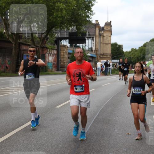 29.06.2025 - hella hamburg halbmarathon Yannick Fuchs http://msf.ph/oto/8155552 29.06.2025 10:38:04 20KM 3109, 3116, 3124, 3146, 3437, 3697, 3928, 4080, 5506, 5692, 6495, 7093, 7185, 7451, 8218, 8664, 8900, 9043, 9114, 9931, 10246, 10493, 11153, 11648, 11778, 11848, 12327, 12438, 12623, 12657, 13348, 13897, 14690, 15383, 15932, 16105, 16648, 16720, 16997, 17391, 17403, 17516, 18678, 18775, 18942, 19051, 19090 meine-sportfotos.de
