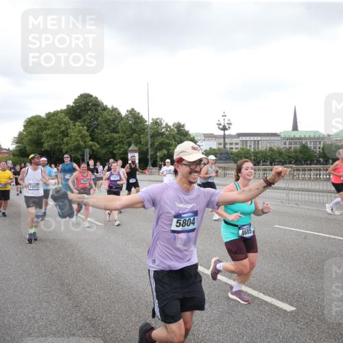 29.06.2025 - hella hamburg halbmarathon Jannik Wohlers http://msf.ph/oto/8155582 29.06.2025 10:53:44 Lombardsbrücke 1017, 1263, 1762, 1779, 1789, 2372, 2600, 2761, 2854, 3079, 3187, 3188, 3249, 3465, 3467, 3557, 4323, 4685, 4838, 5157, 5514, 5804, 5817, 5898, 6468, 6583, 6987, 6988, 7498, 7874, 7946, 8867, 9138, 9203, 10207, 11472, 11769, 11785, 11830, 12429, 12611, 12898, 12923, 13034, 13350, 13368, 13850, 14171, 14177, 14386, 14416, 14596, 14904, 15318, 15791, 16117, 16628, 16691, 16839, 16888, 16930, 17487, 17622, 18093, 18348, 18431, 18904, 19019 meine-sportfotos.de