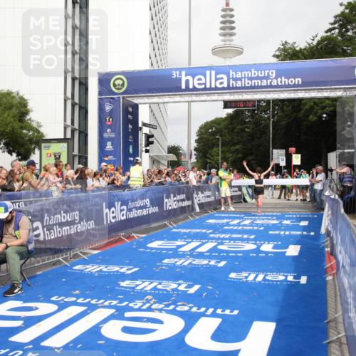 29.06.2025 - hella hamburg halbmarathon Michael Strokosch http://msf.ph/oto/8155583 29.06.2025 10:16:16 Ziel 50 meine-sportfotos.de