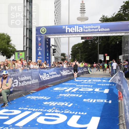 29.06.2025 - hella hamburg halbmarathon Michael Strokosch http://msf.ph/oto/8155592 29.06.2025 10:16:25 Ziel 11409 meine-sportfotos.de