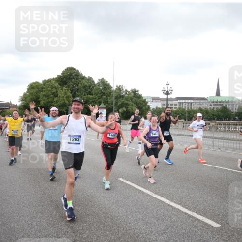 29.06.2025 - hella hamburg halbmarathon Jannik Wohlers http://msf.ph/oto/8155601 29.06.2025 10:53:46 Lombardsbrücke 1263, 1762, 1779, 1789, 1822, 2600, 2761, 2854, 3079, 3187, 3188, 3249, 3364, 3465, 3467, 3557, 4323, 4685, 4838, 5157, 5309, 5514, 5804, 5817, 5898, 6468, 6583, 6987, 6988, 7498, 7874, 7946, 8867, 9138, 9203, 10207, 11354, 11769, 11785, 11830, 12429, 12898, 12923, 13034, 13368, 13850, 14171, 14177, 14386, 14416, 14596, 14655, 14904, 15318, 15791, 16117, 16628, 16691, 16839, 16888, 16930, 17487, 17622, 18093, 18431, 18904, 19019 meine-sportfotos.de