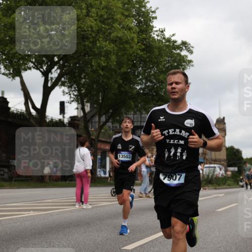 29.06.2025 - hella hamburg halbmarathon Yannick Fuchs http://msf.ph/oto/8155606 29.06.2025 10:58:16 20KM 2810, 3919, 4542, 6100, 7042, 7907, 8171, 8810, 8890, 9254, 9680, 9816, 10694, 11960, 12479, 12646, 13503, 13542, 13901, 14225, 14822, 14970, 15698, 15797, 16594, 16753, 17112, 17150, 17533, 18321, 18395, 18739, 19240 meine-sportfotos.de