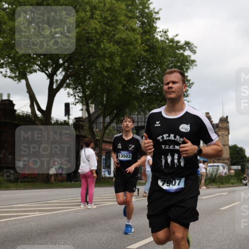 29.06.2025 - hella hamburg halbmarathon Yannick Fuchs http://msf.ph/oto/8155610 29.06.2025 10:58:17 20KM 2810, 3919, 4542, 6100, 7042, 7474, 7907, 8171, 8810, 8890, 9254, 9680, 9816, 10694, 11960, 12479, 12646, 13503, 13542, 13901, 14225, 14822, 14970, 15698, 15797, 16594, 16753, 17112, 17150, 17533, 18321, 18395, 18440, 18739, 19240 meine-sportfotos.de