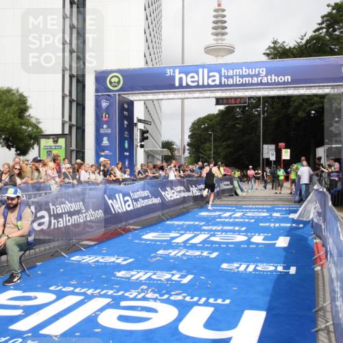 29.06.2025 - hella hamburg halbmarathon Michael Strokosch http://msf.ph/oto/8155614 29.06.2025 10:16:25 Ziel 11409 meine-sportfotos.de