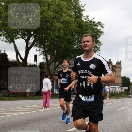 29.06.2025 - hella hamburg halbmarathon Yannick Fuchs http://msf.ph/oto/8155615 29.06.2025 10:58:17 20KM 2810, 3919, 4542, 6100, 7042, 7474, 7907, 8171, 8810, 8890, 9254, 9680, 9816, 10694, 11960, 12479, 12646, 13503, 13542, 13901, 14225, 14822, 14970, 15698, 15797, 16594, 16753, 17112, 17150, 17533, 18321, 18395, 18440, 18739, 19240 meine-sportfotos.de