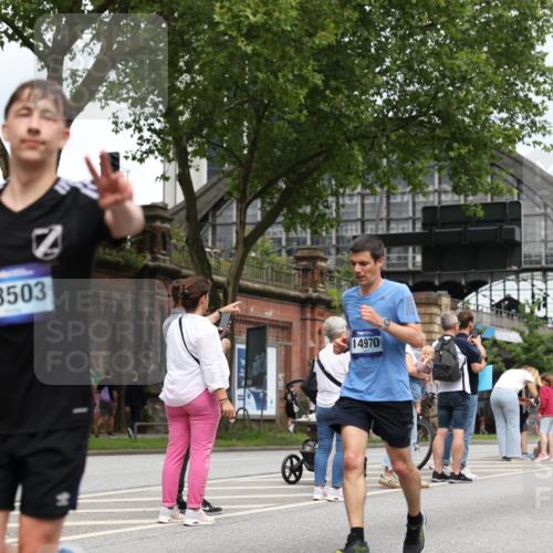 29.06.2025 - hella hamburg halbmarathon Yannick Fuchs http://msf.ph/oto/8155626 29.06.2025 10:58:17 20KM 2810, 3919, 4542, 6100, 7042, 7474, 7907, 8171, 8810, 8890, 9254, 9680, 9816, 10694, 11960, 12479, 12646, 13503, 13542, 13901, 14225, 14822, 14970, 15698, 15797, 16594, 16753, 17112, 17150, 17533, 18321, 18395, 18440, 18739, 19240 meine-sportfotos.de