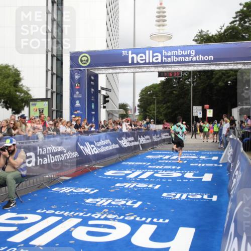 29.06.2025 - hella hamburg halbmarathon Michael Strokosch http://msf.ph/oto/8155629 29.06.2025 10:16:37 Ziel 3944, 11864 meine-sportfotos.de