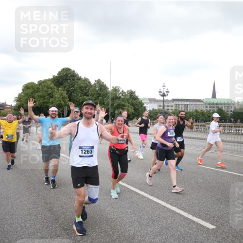 29.06.2025 - hella hamburg halbmarathon Jannik Wohlers http://msf.ph/oto/8155644 29.06.2025 10:53:46 Lombardsbrücke 1263, 1762, 1779, 1789, 1822, 2600, 2761, 2854, 3079, 3187, 3188, 3249, 3364, 3465, 3467, 3557, 4323, 4685, 4838, 5157, 5309, 5514, 5804, 5817, 5898, 6468, 6583, 6987, 6988, 7498, 7874, 7946, 8867, 9138, 9203, 10207, 11354, 11769, 11785, 11830, 12429, 12898, 12923, 13034, 13368, 13850, 14171, 14177, 14386, 14416, 14596, 14655, 14904, 15318, 15791, 16117, 16628, 16691, 16839, 16888, 16930, 17487, 17622, 18093, 18431, 18904, 19019 meine-sportfotos.de
