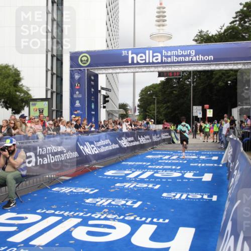 29.06.2025 - hella hamburg halbmarathon Michael Strokosch http://msf.ph/oto/8155646 29.06.2025 10:16:37 Ziel 3944, 11864 meine-sportfotos.de