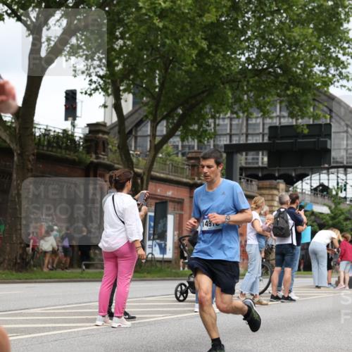 29.06.2025 - hella hamburg halbmarathon Yannick Fuchs http://msf.ph/oto/8155650 29.06.2025 10:58:17 20KM 2810, 3919, 4542, 6100, 7042, 7474, 7907, 8171, 8810, 8890, 9254, 9680, 9816, 10694, 11960, 12479, 12646, 13503, 13542, 13901, 14225, 14822, 14970, 15698, 15797, 16594, 16753, 17112, 17150, 17533, 18321, 18395, 18440, 18739, 19240 meine-sportfotos.de