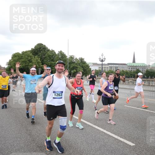 29.06.2025 - hella hamburg halbmarathon Jannik Wohlers http://msf.ph/oto/8155656 29.06.2025 10:53:46 Lombardsbrücke 1263, 1762, 1779, 1789, 1822, 2600, 2761, 2854, 3079, 3187, 3188, 3249, 3364, 3465, 3467, 3557, 4323, 4685, 4838, 5157, 5309, 5514, 5804, 5817, 5898, 6468, 6583, 6987, 6988, 7498, 7874, 7946, 8867, 9138, 9203, 10207, 11354, 11769, 11785, 11830, 12429, 12898, 12923, 13034, 13368, 13850, 14171, 14177, 14386, 14416, 14596, 14655, 14904, 15318, 15791, 16117, 16628, 16691, 16839, 16888, 16930, 17487, 17622, 18093, 18431, 18904, 19019 meine-sportfotos.de