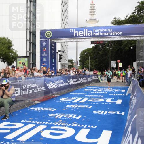 29.06.2025 - hella hamburg halbmarathon Michael Strokosch http://msf.ph/oto/8155659 29.06.2025 10:16:38 Ziel 3944, 11864 meine-sportfotos.de