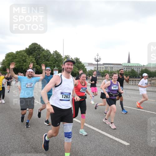 29.06.2025 - hella hamburg halbmarathon Jannik Wohlers http://msf.ph/oto/8155692 29.06.2025 10:53:46 Lombardsbrücke 1263, 1762, 1779, 1789, 1822, 2600, 2761, 2854, 3079, 3187, 3188, 3249, 3364, 3465, 3467, 3557, 4323, 4685, 4838, 5157, 5309, 5514, 5804, 5817, 5898, 6468, 6583, 6987, 6988, 7498, 7874, 7946, 8867, 9138, 9203, 10207, 11354, 11769, 11785, 11830, 12429, 12898, 12923, 13034, 13368, 13850, 14171, 14177, 14386, 14416, 14596, 14655, 14904, 15318, 15791, 16117, 16628, 16691, 16839, 16888, 16930, 17487, 17622, 18093, 18431, 18904, 19019 meine-sportfotos.de