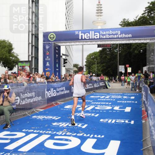 29.06.2025 - hella hamburg halbmarathon Michael Strokosch http://msf.ph/oto/8155709 29.06.2025 10:17:03 Ziel 16529 meine-sportfotos.de