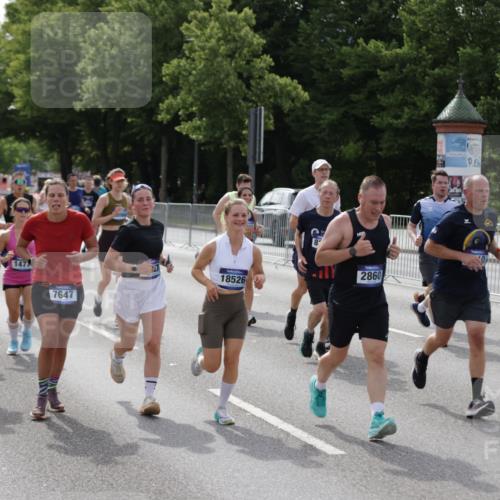 29.06.2025 - hella hamburg halbmarathon Jannik Wohlers http://msf.ph/oto/8155710 29.06.2025 10:16:57 Lombardsbrücke 1083, 1356, 1477, 2305, 2860, 3464, 3466, 3802, 3803, 4194, 4852, 5023, 5390, 5930, 6126, 6128, 6520, 6522, 7011, 7291, 7410, 7445, 7566, 7647, 7844, 7945, 8210, 8253, 8309, 8351, 8433, 8558, 8895, 9152, 9259, 10377, 10460, 10592, 11102, 12042, 12100, 12166, 14199, 14208, 14209, 14648, 14950, 15293, 15465, 16555, 16817, 17058, 17628, 17717, 17927, 17984, 18039, 18060, 18108, 18344, 18469, 18526, 18571 meine-sportfotos.de