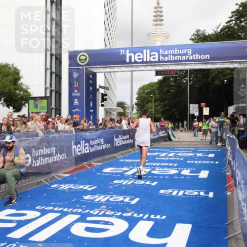 29.06.2025 - hella hamburg halbmarathon Michael Strokosch http://msf.ph/oto/8155722 29.06.2025 10:17:04 Ziel 16529 meine-sportfotos.de