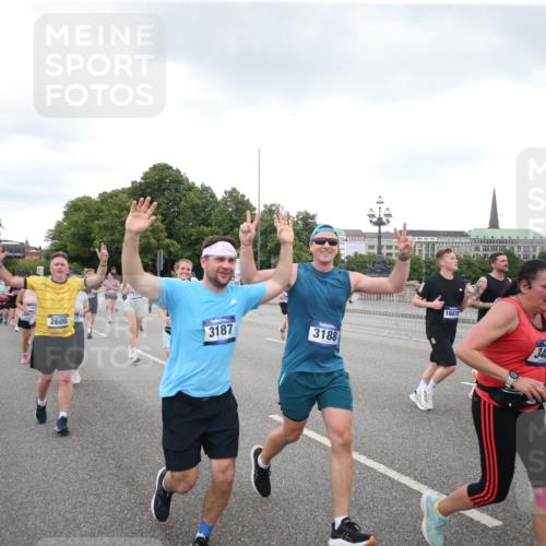 29.06.2025 - hella hamburg halbmarathon Jannik Wohlers http://msf.ph/oto/8155744 29.06.2025 10:53:47 Lombardsbrücke 1263, 1762, 1779, 1822, 2600, 2761, 2854, 3079, 3187, 3188, 3249, 3364, 3465, 3467, 4323, 4685, 4838, 5157, 5309, 5514, 5804, 5817, 5898, 6468, 6583, 6987, 6988, 7498, 7670, 7874, 7946, 8867, 9138, 9203, 10207, 11354, 11769, 11785, 11830, 12429, 12898, 12923, 13034, 13368, 13850, 14171, 14177, 14386, 14416, 14596, 14655, 14904, 15318, 15791, 16117, 16628, 16691, 16839, 16888, 16930, 17487, 17622, 18093, 18431, 18904, 19019 meine-sportfotos.de
