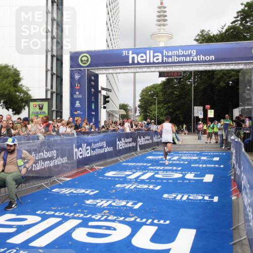 29.06.2025 - hella hamburg halbmarathon Michael Strokosch http://msf.ph/oto/8155748 29.06.2025 10:17:04 Ziel 16529 meine-sportfotos.de