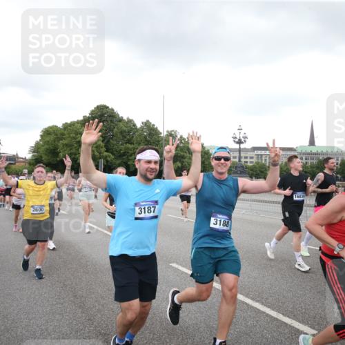 29.06.2025 - hella hamburg halbmarathon Jannik Wohlers http://msf.ph/oto/8155755 29.06.2025 10:53:47 Lombardsbrücke 1263, 1762, 1779, 1822, 2600, 2761, 2854, 3079, 3187, 3188, 3249, 3364, 3465, 3467, 4323, 4685, 4838, 5157, 5309, 5514, 5804, 5817, 5898, 6468, 6583, 6987, 6988, 7498, 7670, 7874, 7946, 8867, 9138, 9203, 10207, 11354, 11769, 11785, 11830, 12429, 12898, 12923, 13034, 13368, 13850, 14171, 14177, 14386, 14416, 14596, 14655, 14904, 15318, 15791, 16117, 16628, 16691, 16839, 16888, 16930, 17487, 17622, 18093, 18431, 18904, 19019 meine-sportfotos.de