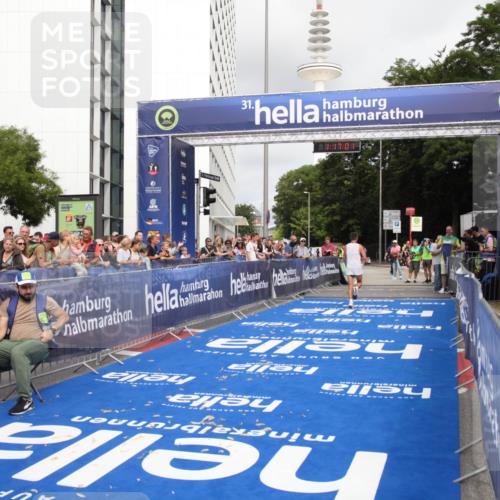 29.06.2025 - hella hamburg halbmarathon Michael Strokosch http://msf.ph/oto/8155769 29.06.2025 10:17:05 Ziel 16529 meine-sportfotos.de