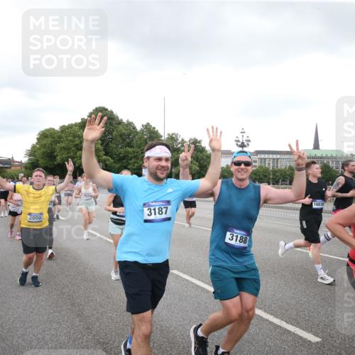29.06.2025 - hella hamburg halbmarathon Jannik Wohlers http://msf.ph/oto/8155779 29.06.2025 10:53:47 Lombardsbrücke 1263, 1762, 1779, 1822, 2600, 2761, 2854, 3079, 3187, 3188, 3249, 3364, 3465, 3467, 4323, 4685, 4838, 5157, 5309, 5514, 5804, 5817, 5898, 6468, 6583, 6987, 6988, 7498, 7670, 7874, 7946, 8867, 9138, 9203, 10207, 11354, 11769, 11785, 11830, 12429, 12898, 12923, 13034, 13368, 13850, 14171, 14177, 14386, 14416, 14596, 14655, 14904, 15318, 15791, 16117, 16628, 16691, 16839, 16888, 16930, 17487, 17622, 18093, 18431, 18904, 19019 meine-sportfotos.de