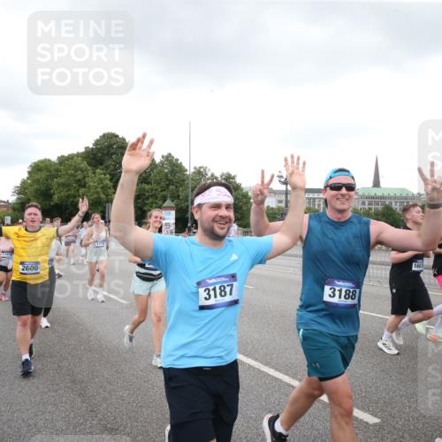 29.06.2025 - hella hamburg halbmarathon Jannik Wohlers http://msf.ph/oto/8155794 29.06.2025 10:53:47 Lombardsbrücke 1263, 1762, 1779, 1822, 2600, 2761, 2854, 3079, 3187, 3188, 3249, 3364, 3465, 3467, 4323, 4685, 4838, 5157, 5309, 5514, 5804, 5817, 5898, 6468, 6583, 6987, 6988, 7498, 7670, 7874, 7946, 8867, 9138, 9203, 10207, 11354, 11769, 11785, 11830, 12429, 12898, 12923, 13034, 13368, 13850, 14171, 14177, 14386, 14416, 14596, 14655, 14904, 15318, 15791, 16117, 16628, 16691, 16839, 16888, 16930, 17487, 17622, 18093, 18431, 18904, 19019 meine-sportfotos.de