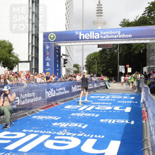 29.06.2025 - hella hamburg halbmarathon Michael Strokosch http://msf.ph/oto/8155800 29.06.2025 10:17:12 Ziel 4116 meine-sportfotos.de