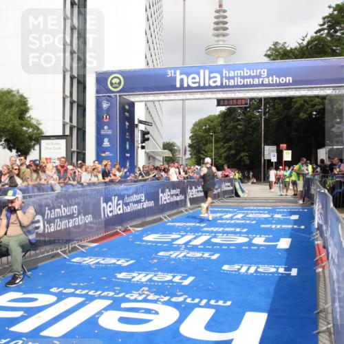 29.06.2025 - hella hamburg halbmarathon Michael Strokosch http://msf.ph/oto/8155818 29.06.2025 10:17:12 Ziel 4116 meine-sportfotos.de