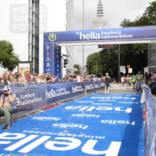 29.06.2025 - hella hamburg halbmarathon Michael Strokosch http://msf.ph/oto/8155842 29.06.2025 10:17:13 Ziel 4116 meine-sportfotos.de