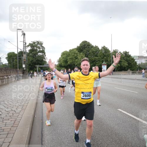 29.06.2025 - hella hamburg halbmarathon Jannik Wohlers http://msf.ph/oto/8155848 29.06.2025 10:53:48 Lombardsbrücke 1263, 1762, 1779, 1822, 2600, 2761, 3187, 3188, 3249, 3364, 3465, 3467, 4323, 4685, 4838, 5157, 5309, 5514, 5804, 5817, 5898, 6468, 6583, 6987, 6988, 7498, 7670, 7874, 7946, 8867, 9138, 9203, 10207, 11354, 11769, 11785, 11830, 12429, 12898, 12923, 13034, 13368, 13850, 14171, 14177, 14386, 14416, 14655, 14904, 15318, 15791, 16117, 16628, 16691, 16839, 16888, 16930, 17487, 17622, 18093, 18431, 18904, 19019 meine-sportfotos.de