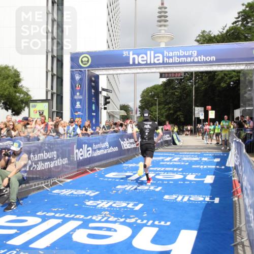 29.06.2025 - hella hamburg halbmarathon Michael Strokosch http://msf.ph/oto/8155857 29.06.2025 10:17:26 Ziel 18694 meine-sportfotos.de