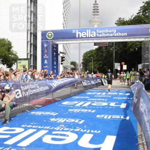 29.06.2025 - hella hamburg halbmarathon Michael Strokosch http://msf.ph/oto/8155882 29.06.2025 10:17:27 Ziel 18694 meine-sportfotos.de