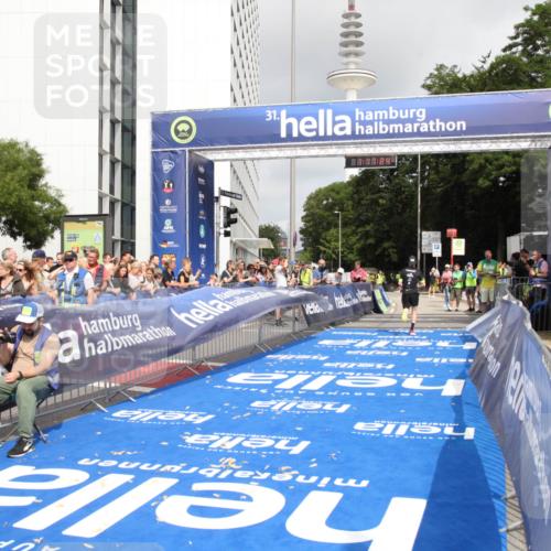 29.06.2025 - hella hamburg halbmarathon Michael Strokosch http://msf.ph/oto/8155895 29.06.2025 10:17:28 Ziel 18694 meine-sportfotos.de
